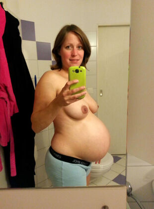 pregnant nude selfie