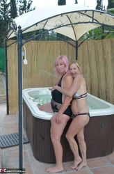 girls kissing in hot tub. Photo #4