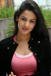 spectacular indian young woman. Photo #1