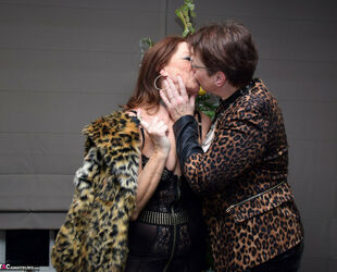 amateur lesbian kissing. Photo #2